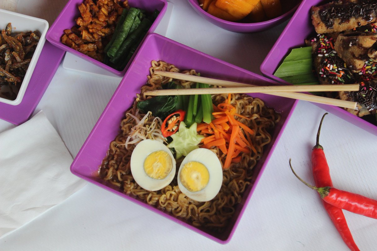 Musdalifah_SQ's tweet photo. Met Pgi @tupperwareID ne srpan sy with suami terβ€. Pgi ini sya msak kskaan dy "RAMEN" slh 1 khas mknn jepang Ala Ala sya ππ sya tata #PakeTupperware yaitu #IchigoCompleteSet
Prduk cntik&bgusπ dri #TupperwareIchigoCompleteSet mmbuat ttnn mja jd rapi π #ZenServingChallenge https://t.co/7xTPn2g6HV