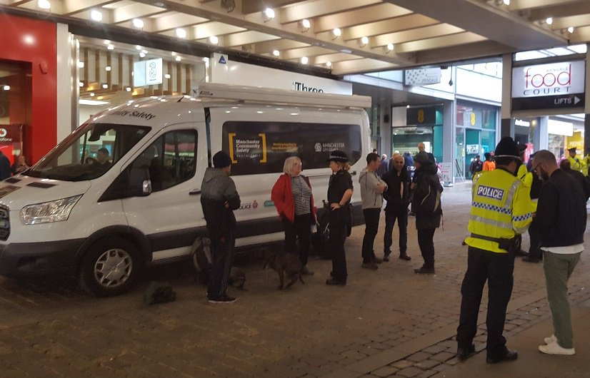 GMPCityCentre's tweet photo. City police @ManchesterASBAT @ManCityCouncil @GGL_Manchester @Biffa today Market St & Oxford St, tackling ASB caused by drug users & beggars. 2 arrests; begging & failing to attend drugs appt. 6 Community Protection Warnings issued. 10 people offered support #RoughSleeperTeam. https://t.co/29Dw7dhwRm