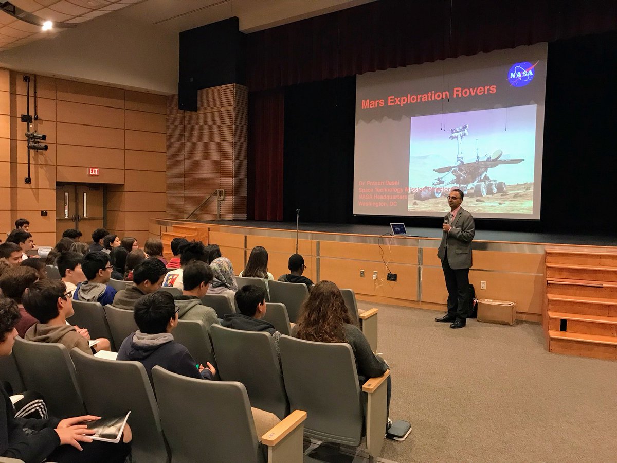 EdisonSTEMprg's tweet photo. Dr Prasun Desai, Space Technology Mission Directorate for NASA, visited Edison to speak to our Global STEM students about the Mars Exploration Rovers, and even brought 3D classes so our students could explore Mars! #EdisonGlobalSTEM #nasa https://t.co/jqBySDthF2