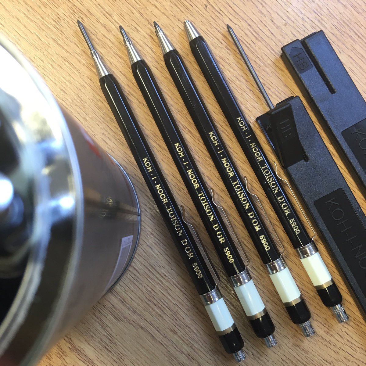 CUPrintServices's tweet image. Well, it never rains but it draws...

TWO graphics supplies deliveries in one day!

@WSofArchi students: you asked, we listened! 😊

After waiting over two weeks we’ve FINALLY got mechanical / clutch pencils (+spare leads) in stock!

#mechanical #pencil #clutch #graphics #drawing
