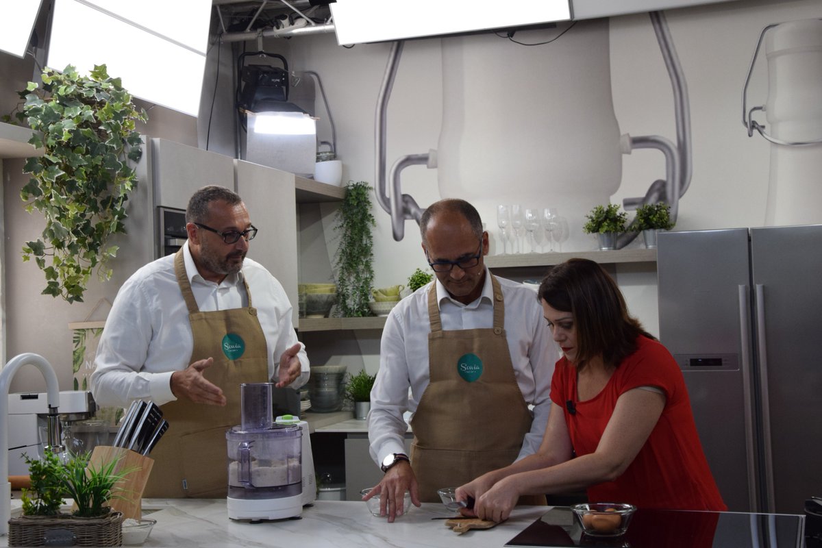 paoloigna1's tweet photo. Nel nuovo episodio di VMware Cooking Tech Talk di @VMware_IT, la cucina di @soniaperonaci ospita @MickApMick e @RodolfoRotondo, che preparano un'ottima crostata e parlano di trasformazione della rete e di #sicurezza.
Guardalo qui: https://t.co/6bG8VpLyGO
#VMwareCookingTT #ad https://t.co/4bvi2v93ok
