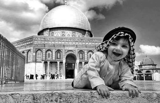 إن أردت ألا تشيخ أبدا..
سر في القدس كل يوم، واكتب على جدران الذاكرة أنها لك
#قروب_عشاق_فلسطين