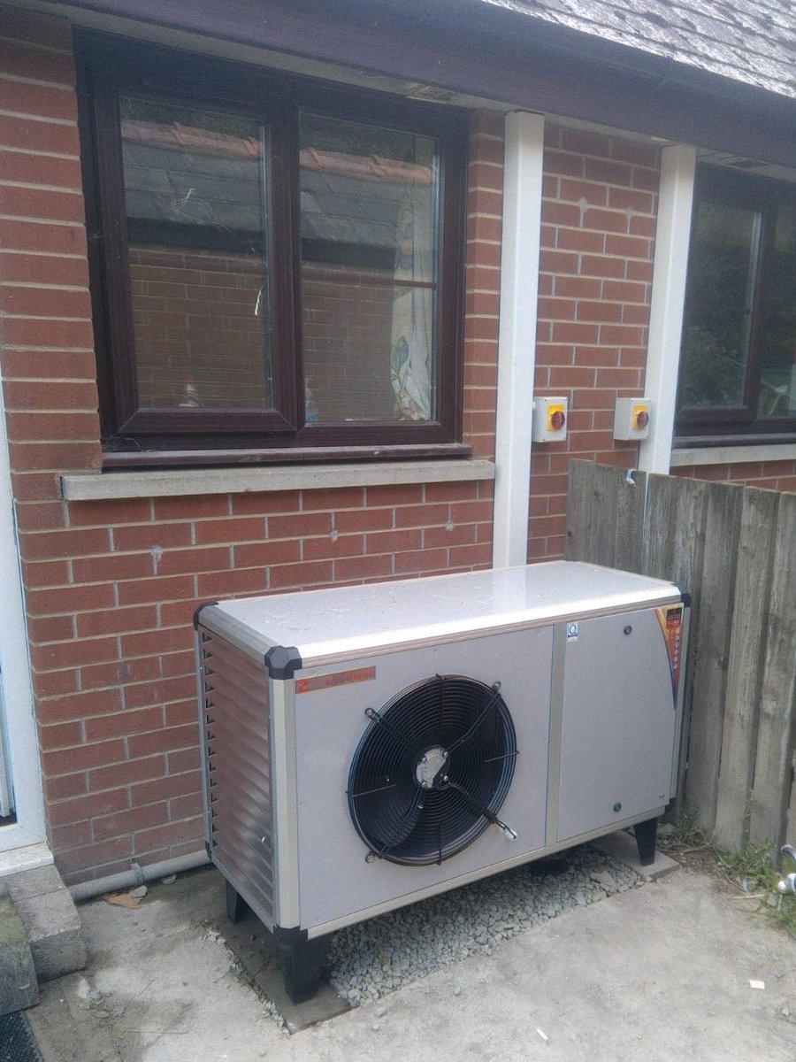 ThermalEarth's tweet image. @MasterThermUK BoxAir Inverters installed at social housing properties... inefficient night storage heaters out, high efficiency #ASHP in! #HeatPump #internetcontrol #systemmonitoring