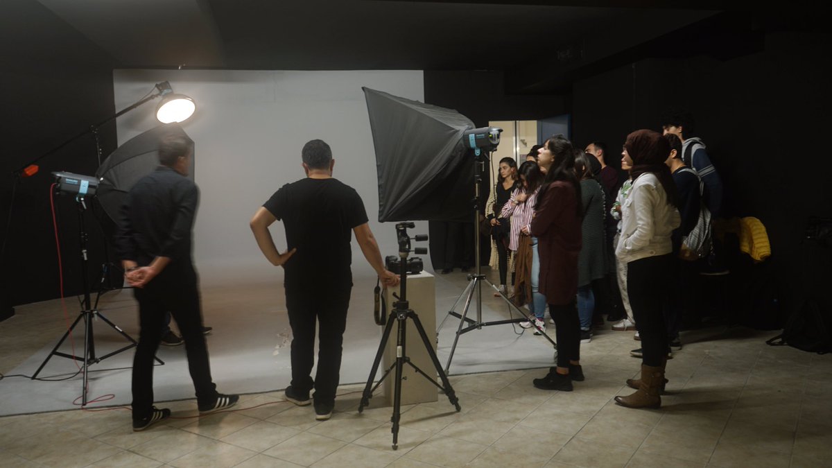 Fotoğrafçılık Kulübünün düzenlediği “Temel Fotoğraf Eğitimi” etkinliği Ahmet Bikiç ve Tolga Aktaş ile fotoğraf stüdyosunda gerçekleştirildi.