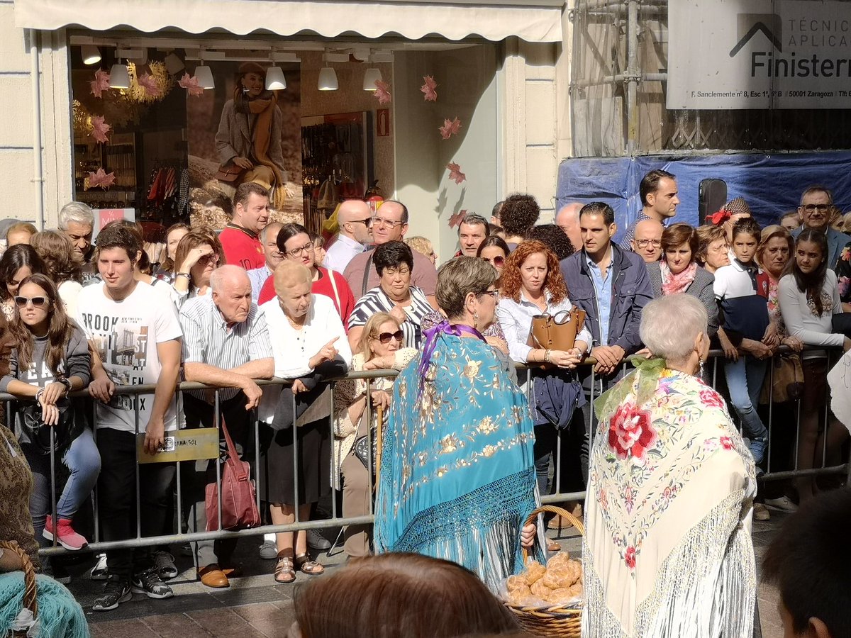 Señoras portando alimentos para la ofrenda de frutos a la Virgen del Pilar con dos preciosos #mantones #pilar18 Una maravillosa tradición!!