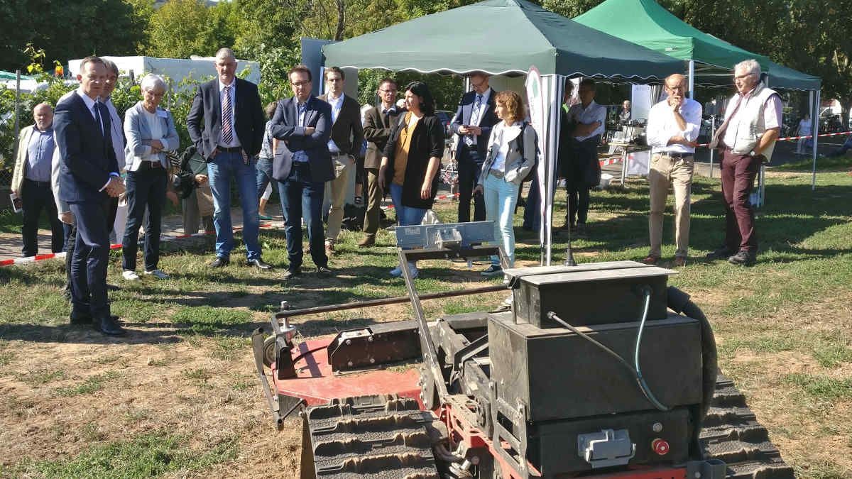 robotmakersgmbh's tweet photo. Bereits vor einem Monat haben wir unseren #RowCropPilot auf dem 25.#Bauernmarkt in Bad Kreuznach u.a. dem Wirtschaftsminister von #RLP Volker Wissing präsentiert. Mehr dazu auf unserer Website!
https://t.co/2ifoUVkeqn https://t.co/njEnCstAZw