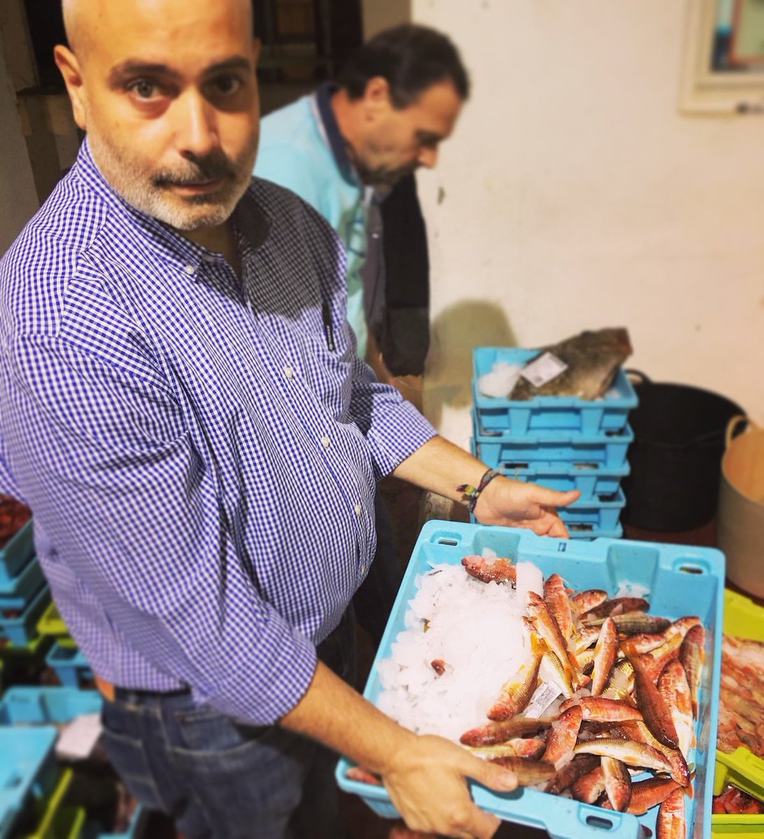 Escogiendo el mejor producto!! En el mismo Puerto, recién pescado... <a href="/Gastrobellver/">Enrique Bellver</a> <a href="/SaboraMalaga/">Sabor a Málaga</a> <a href="/AguaLeonor/">leonor garcia-agua</a> <a href="/myguiadeviajes/">Fran Soler</a> <a href="/chinchillawine/">Bodega Doña Felisa</a> <a href="/gourmetjournal/">The Gourmet Journal</a> @anarufian <a href="/Malagaenlamesa/">Málaga en la Mesa</a>