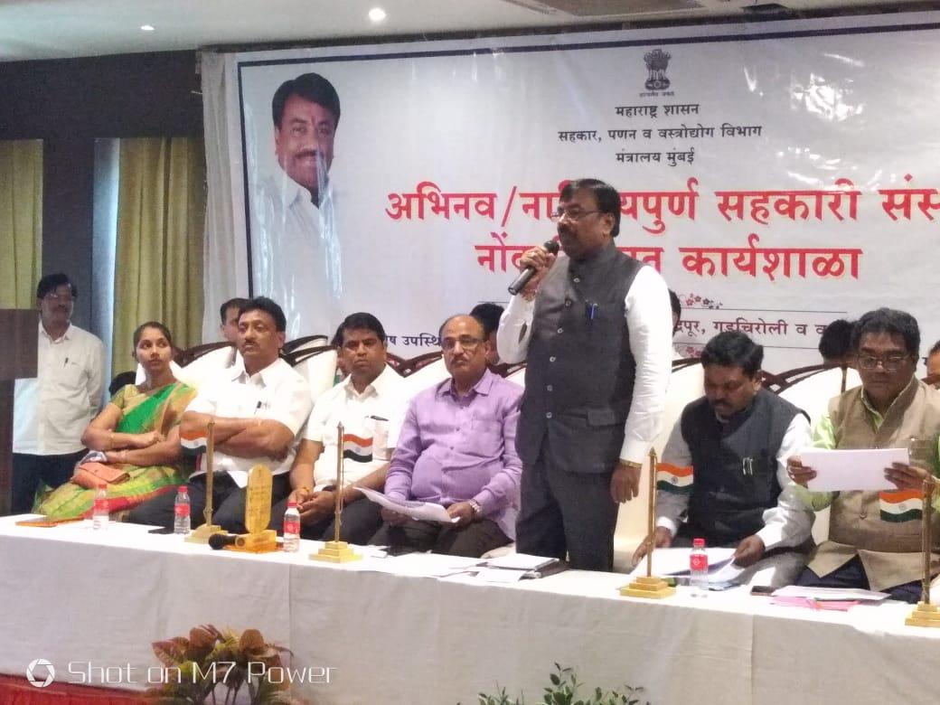 AnilSole1's tweet photo. दि.28,29ऑक्टोबर2018ला बल्लारपुर येथे होणाऱ्या यूथ एम्पावरमेंट समिट च्या तैयारी करिता आज चंद्रपुर येथे हॉटेल एन डी येथे बैठक घेण्यात आली. बैठकीत वित्त मंत्री सुधीर मुंगटीवार यांनी मार्गदर्शन केले.खा अशोक नेते, आ डॉ देवराव होड़ी, आ संजय धोटे उपस्थित होते. https://t.co/yKHHRdzV99