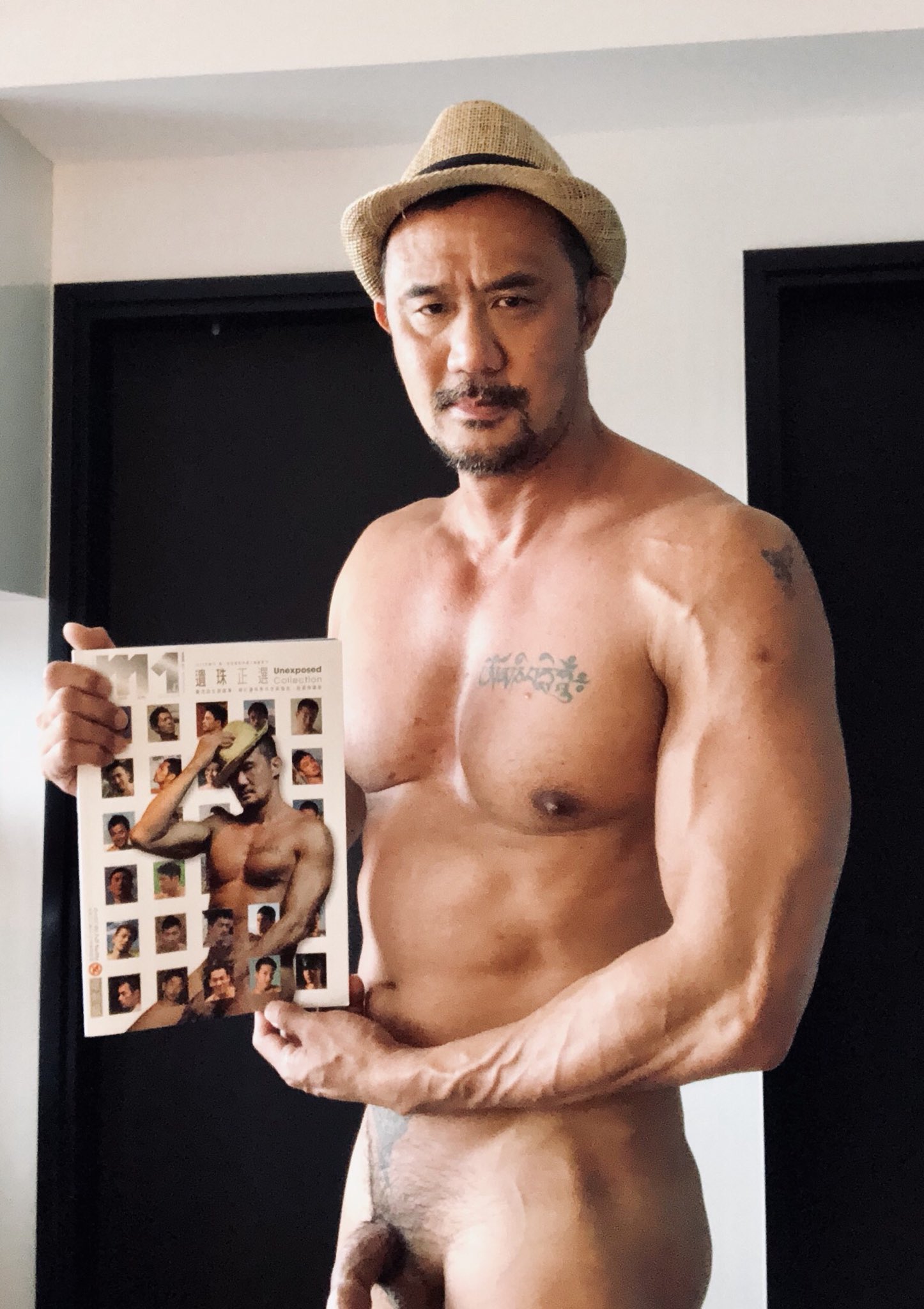 Alex Blue on X: M1.42期已經上市裡面有我十幾張全新照片可到M1的官網和台灣的誠品, 博客來訂購。多謝您的支持! 遊行見！🌈  The new M1 collection featuring all-nude photos including some new pics of  mine (yes