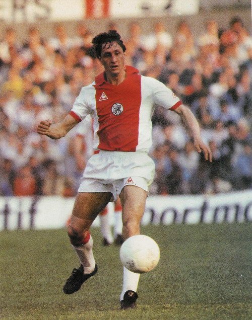 soccersmart_ES's tweet photo. ''Jugar al fútbol es muy sencillo, pero jugar un fútbol sencillo es lo más difícil del mundo'' - Johan Cruyff https://t.co/4610RWs9gF