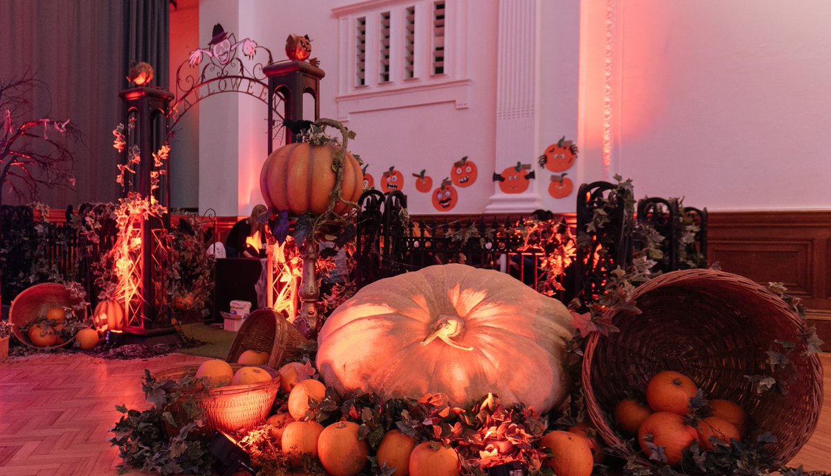 Event_Prop_Hire's tweet photo. π#PumpkinPatch π
Working with the @LylaNFoundation at the beautiful @The_RHH on the amazing #monstermash2018 We created this spooky but rather pretty pumpkin patch for all the little monsters attending! #halloween #eventprophire #eventprofsUK #pumpkin #prophire #themedevents https://t.co/9iGCdxtT3a