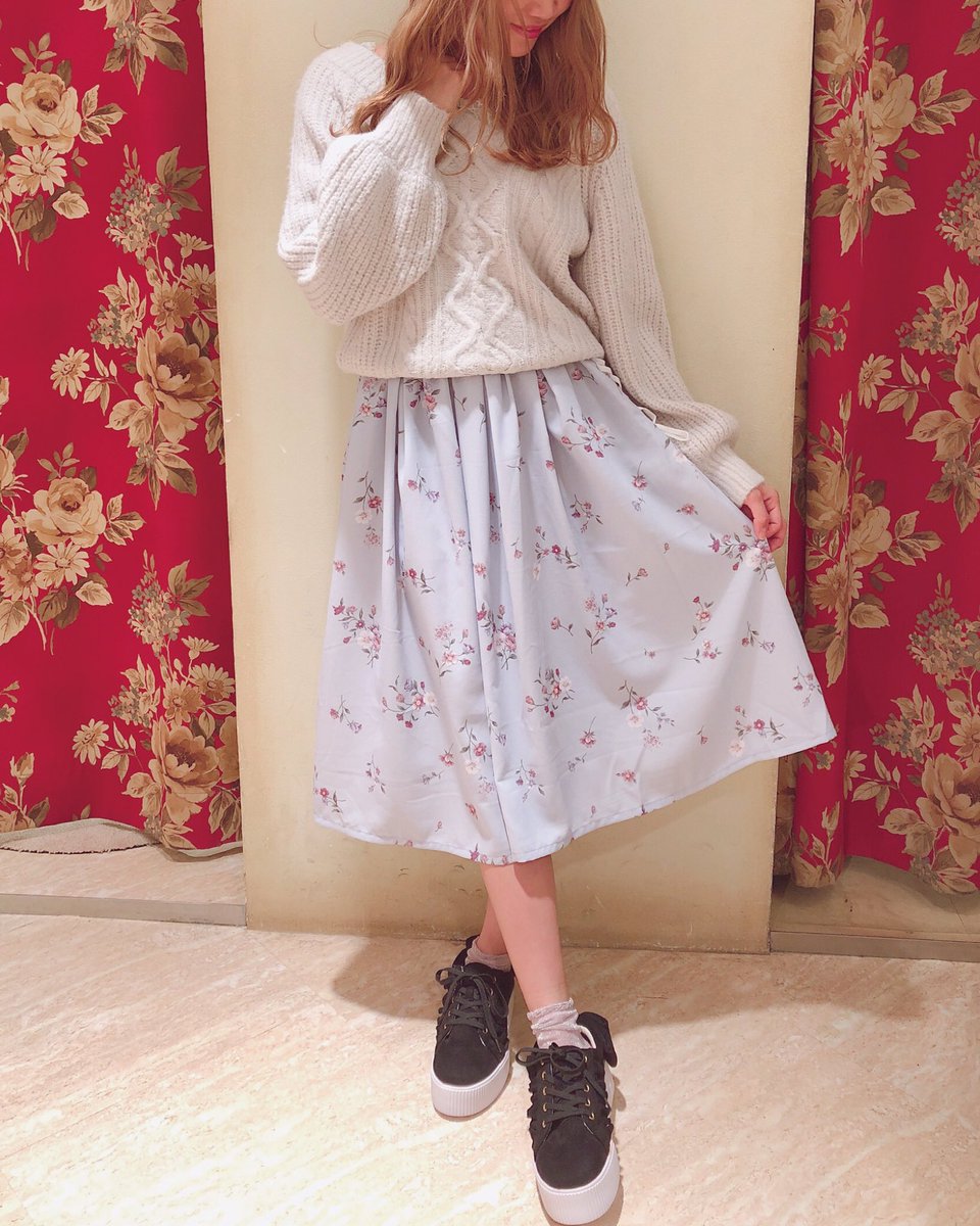 新品タグ付きLIZLISA 薔薇 花柄フレアスカート
