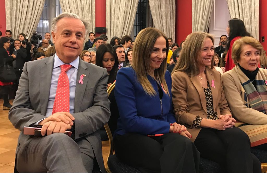 ESantelicesC's tweet photo. Ayer desde La Moneda nos unimos todos por una causa, #AcabemosConElCáncerDeMama.  Queremos un país libre del flagelo. Trabajando unidos lo podemos vencer. Por eso #HazteLaMamografía! https://t.co/nqFMPS5gIO