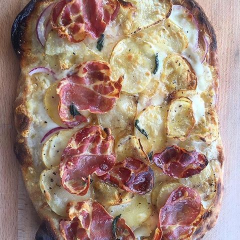 Wednesday is pizza day right? Flour Power Pizza is making our mouths water with this pic of our crisped up Cornish Coppa on their delicious pizza 🍕 #cornishcharcuterie #britishcharcuterie #cornishcoppa #curedmeat #pizzawednesday #pizzaforlunch