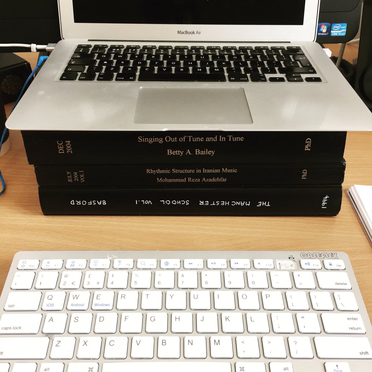 KeetjeEllis's tweet image. Today’s computer stand comes to you courtesy of Azadehfar, Bailey and Basford. #phdlife #phd #tuos