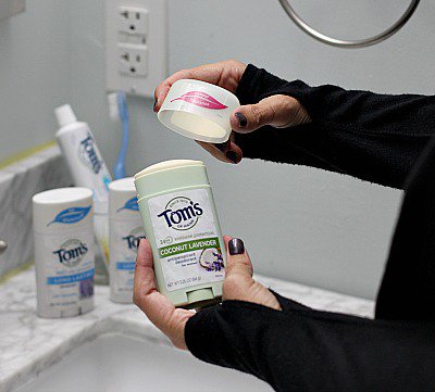 TheMomUnleashed's tweet photo. For me, finding an antiperspirant that works as hard as I do matters. But what matters even more is finding one that boasts natural ingredients. Find out #WhyISwitched to @TomsofMaine and why I think you should too: https://t.co/JjxlVXrPb9 #GoodnessCircle #ad https://t.co/n9YGUrIuTF