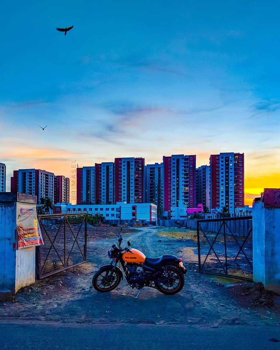 royalenfield's tweet photo. The #RoyalEnfield #ThunderbirdX features a bold new look and distinctive colours. Experience your city in a new light with this slicker. Book a test ride at https://t.co/ToPCJ6Oj9n
#TBX #ABitOfYourself
Image credit: @brimasel via @Instagram https://t.co/XwuZNwSdE4