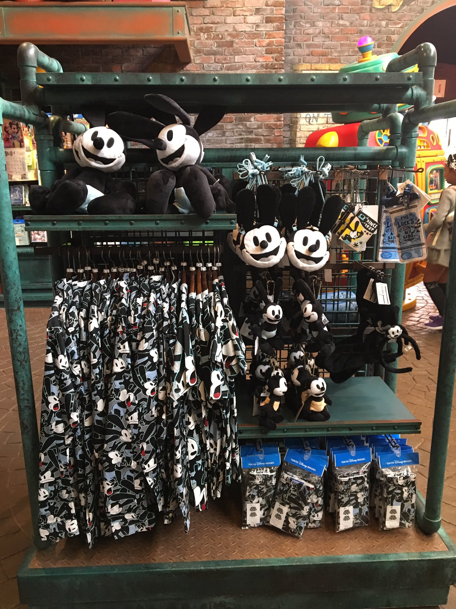تويتر D D 12 15海 على تويتر 18 10 17 東京ディズニーランド ギャグ ファクトリー 一昨日発売されたブランケットなどの冬グッズはオズコーナーとは別の棚にありました Tokyo Disneyland Gag Factory In Toontown オズワルド オルテンシア Oswald