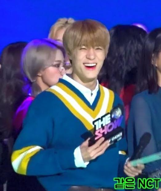 He was just so happy to receive the award in behalf of his hyungs. Proud of you, MC Jen. 💚 #Regular1stWin