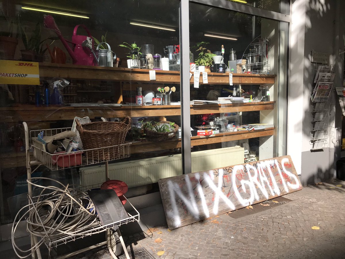 #Kapitalismus #BerlinStyle | „NiX GRATIS“ | #graffiti Berlin-Neukölln, Pannierstr., 25.9.18 | #streetart <a href="/solA_neukoelln/">solidarische aktion neukölln</a> <a href="/Neukolnischer/">Neuköln</a> <a href="/gj_neuklln/">Grüne Jugend Neukölln</a> <a href="/BuendnisNK/">Bündnis Neukölln</a> <a href="/MNeukolln/">Mani May Neukölln</a> <a href="/FacettenMagazin/">FACETTEN Neukölln</a> <a href="/DiePARTEI_NK/">Die PARTEI Neukölln</a> <a href="/MietentischNK/">Mietentisch Neukölln</a> <a href="/neukoellnernet/">neukoellner.net</a> <a href="/Neukoelln2Null/">Neukölln Zwei Null</a>