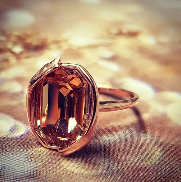 Must have! How stunning is this colorado Topaz Swarovski crystal, rose gold ribbon cocktail ring?! Buy now from our Elements Silver collection.

Get it here: geckojewellery.com/r3677y.html

#geckojewellery #elementssilver #swarovskicrystals #swarovski  #topaz #cocktailring #rosegold