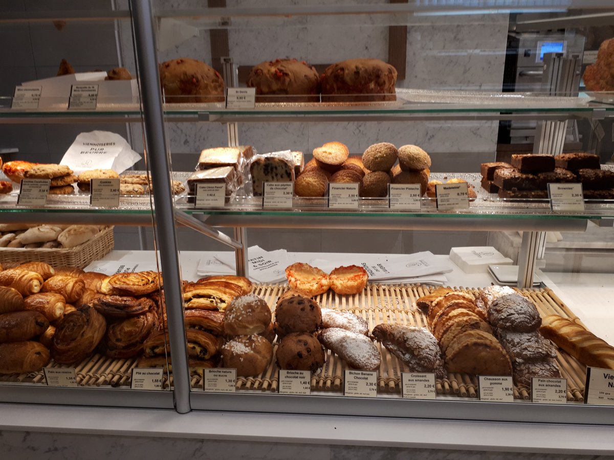 MacmerryPrimary's tweet photo. Miss Cassidy and Miss Weir will be doing lots of the daily dash on our return from Lyon! Can you name any of the French foods we have tried? #lfeeimmersion @PLLEastLothian @LfeeEurope https://t.co/OYxIJfIVEI