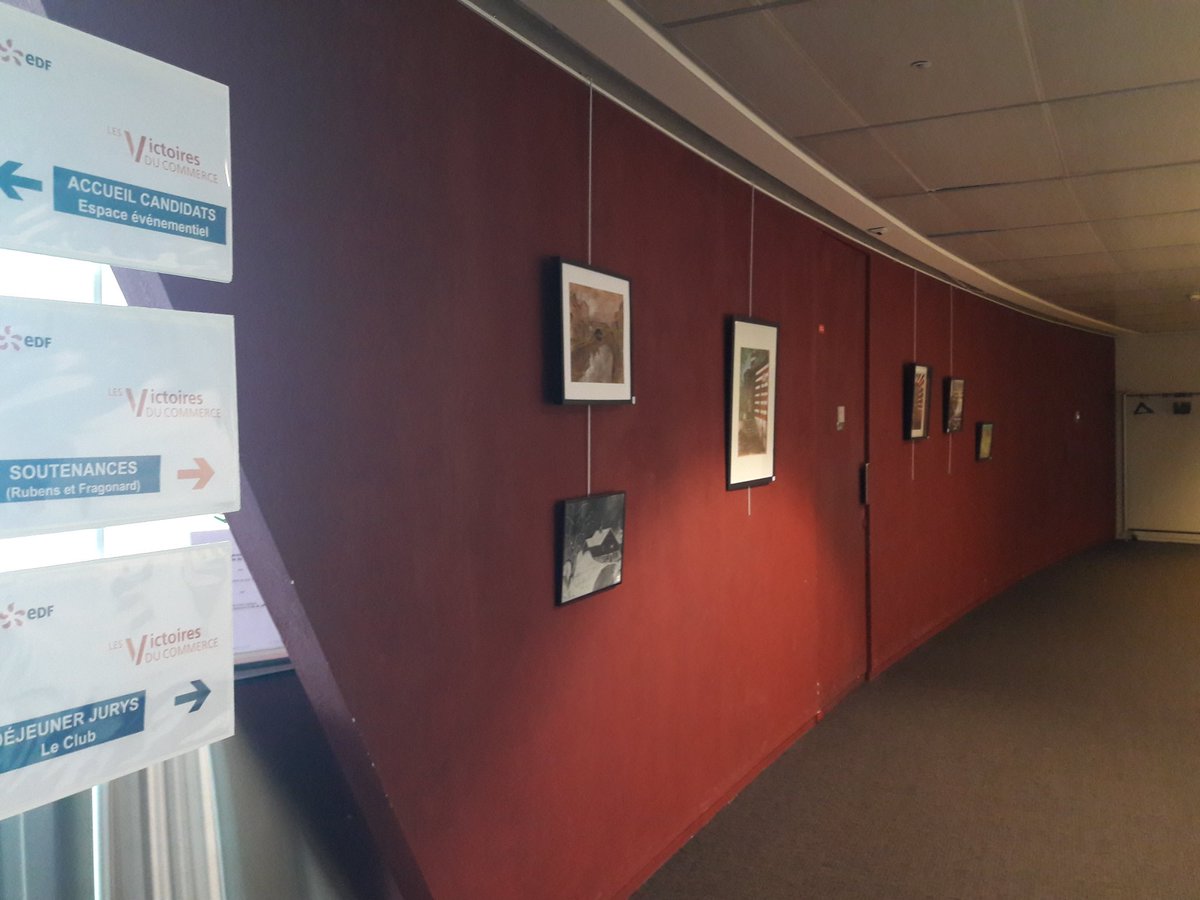 frgat37's tweet photo. Présentation faite... sourire et questions du jury... nous avons hâte de connaître le verdict... #VictoiresDuCommerce @EDFofficiel @ClaudeLandreau #TopDossier #AllezGrandCentre ! https://t.co/hd5RDitHsr https://t.co/JNVTSOmXaC