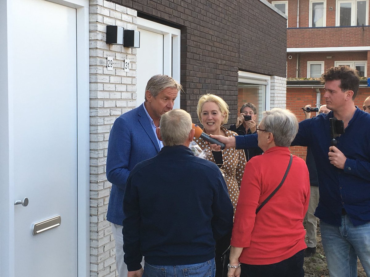 Blije bewoners krijgen de sleutels overhandigd van <a href="/BrouwerGerke/">Gerke Brouwer</a> van <a href="/WMarenland/">Woongroep Marenland</a>. <a href="/VanWijnenGroep/">Van Wijnen</a> feliciteert iedereen met dit mooie resultaat a/d Klaas Bosstraat in Appingedam