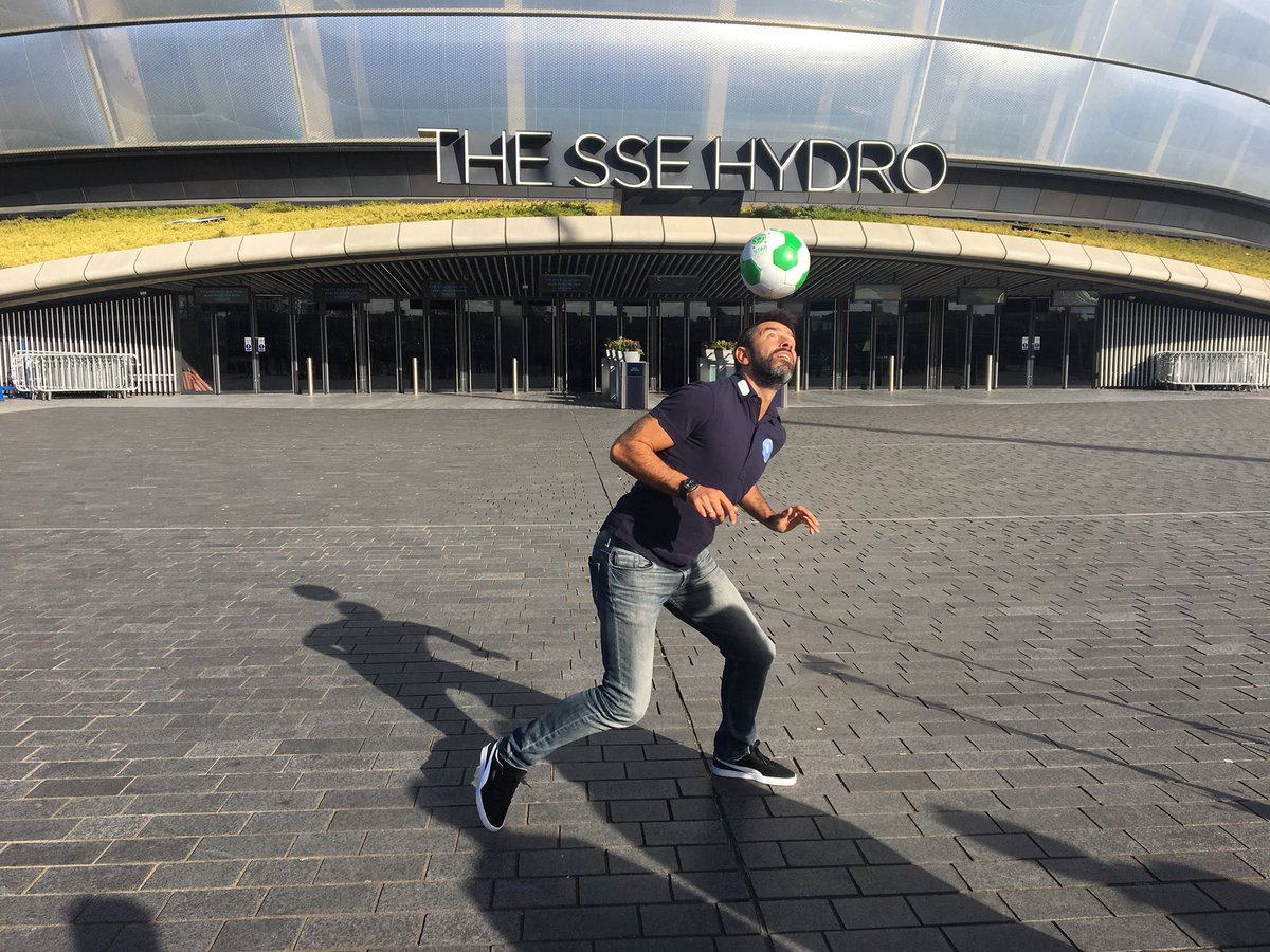 StarSixes's tweet photo. Keeping his eyes on the ball 😎@piresrobert7 #starsixes #launch #glasgow #january19 https://t.co/4BgsIfCWWP