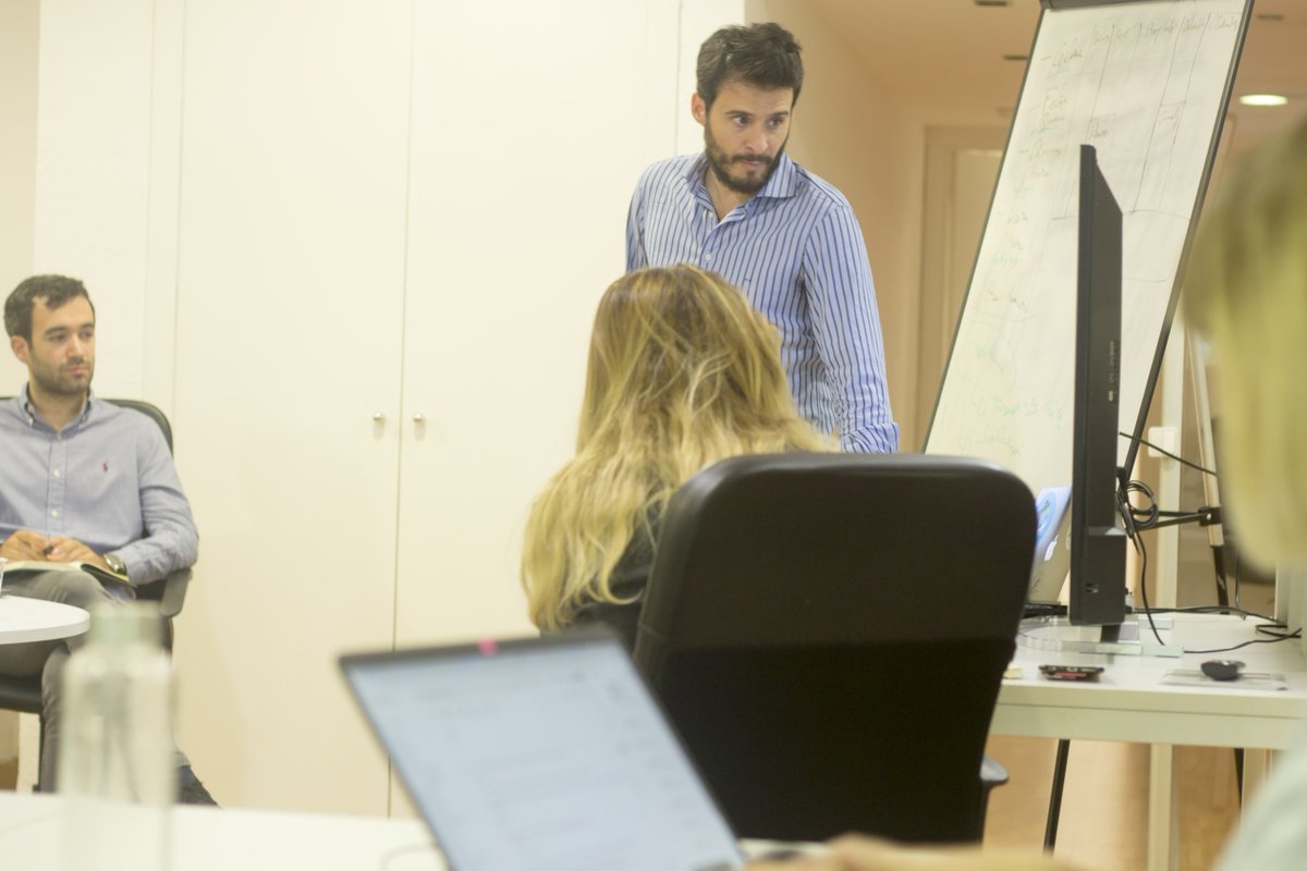 ConectorSpain's tweet photo. Miguel Fernández, CEO de @iGlobalMed, impartió un workshop muy útil para las #startups de nuestro programa #Barcelona10 ¡Gracias por compartir vuestra experiencia con nosotros! https://t.co/R26spPs6Yi