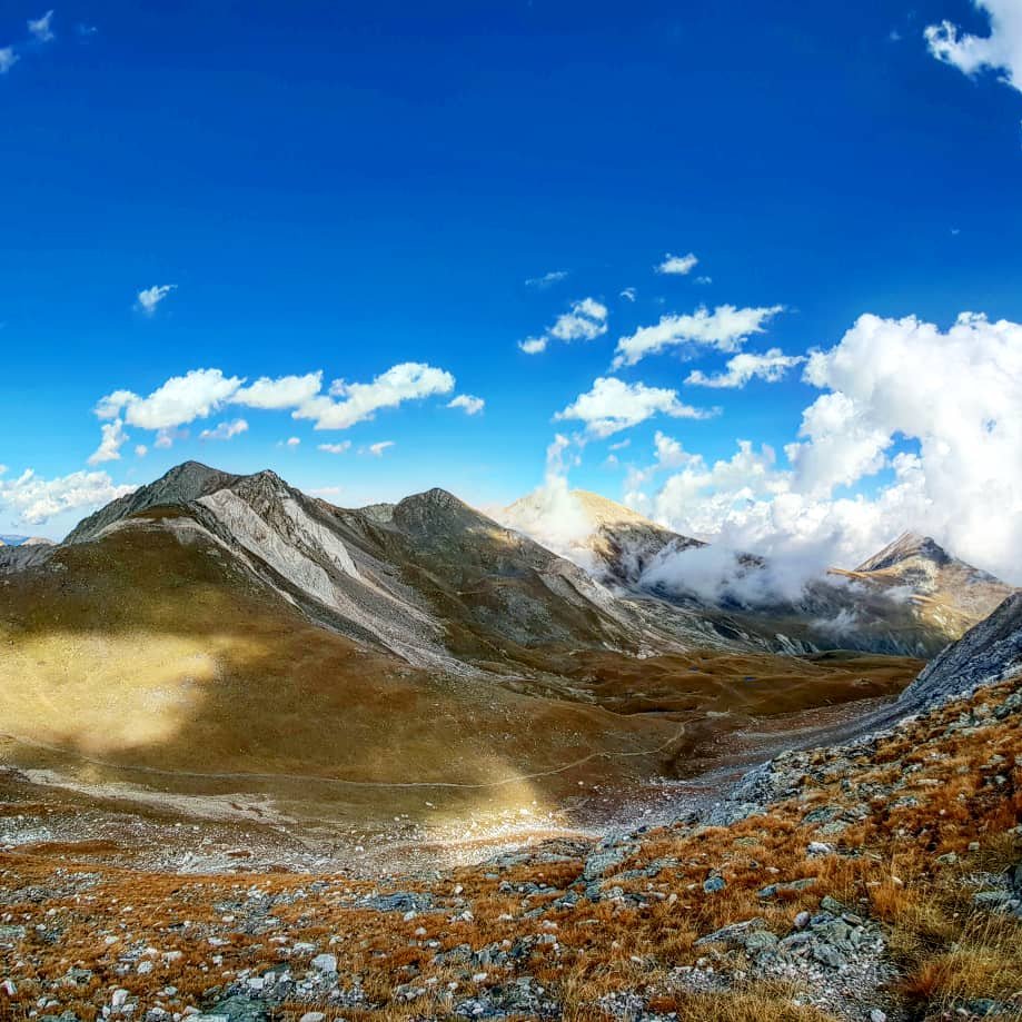 ricardrigall's tweet photo. La capçalera del Freser, vista des del coll de Tirapits (2.770 metres). D'esquerra a dreta, el Pic de l'Infern, el Pic de Freser, Bastiments, el coll de la Marrana i el Gra de Fajol. #capçaleradelfreser #tirapits #picdelinfern #elripollès #elconflent #btt #mtbos #estiu2018 https://t.co/60RIMkzz24