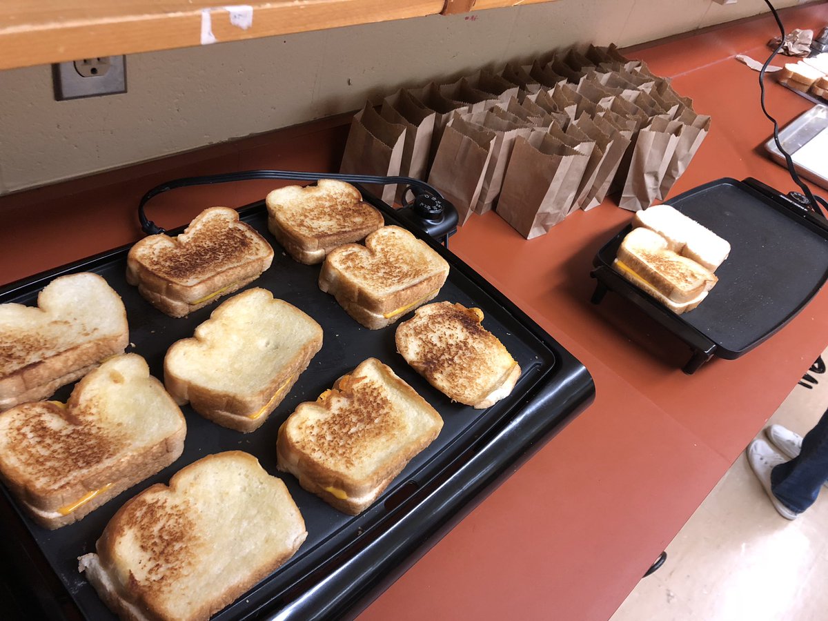 ES_Skyhawks's tweet image. The breakfast program is making the building smelling AMAZING. #BreakfastProgram