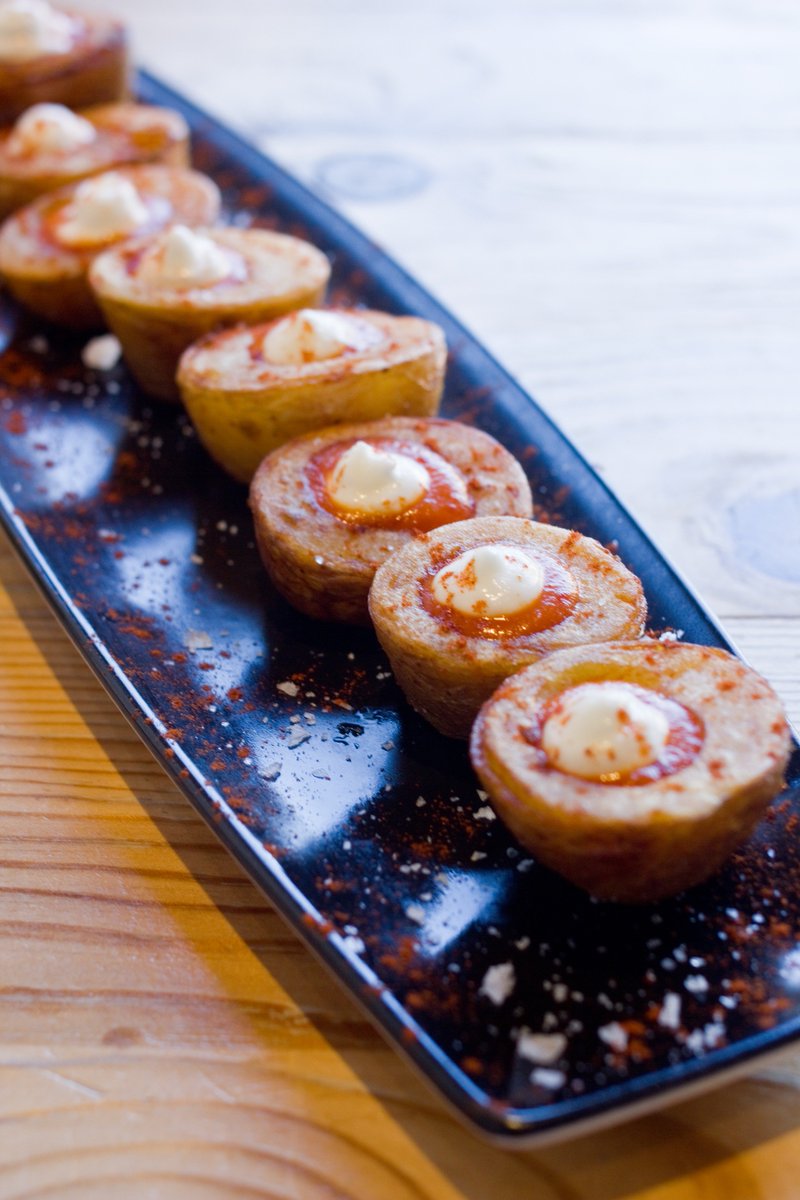 🥔🍴Estos son nuestros bombones de patatas bravas. Delicioooosos, ¿verdad? 😋 ¡Pues hoy los tenéis incluidos en nuestro menú del día!👏👏 ¡Ven a probarlos! #enbogabar #gastrobar #tapas #valencia #arroces #brasserie #valenciacity #felizmiercoles