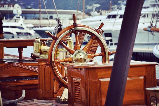Prendre le large... #quay #sailing #sailingboat #vintageboat #oldship #onthedeck #closeup #regatesroyales #autumn #vieuxportcannes #cannes #cannesisyours #cotedazur #cotedazurlife #cotedazurnow #visitcotedazur #frenchriviera #riviera #fredphotos #nikon75… ift.tt/2Pyv8Ff