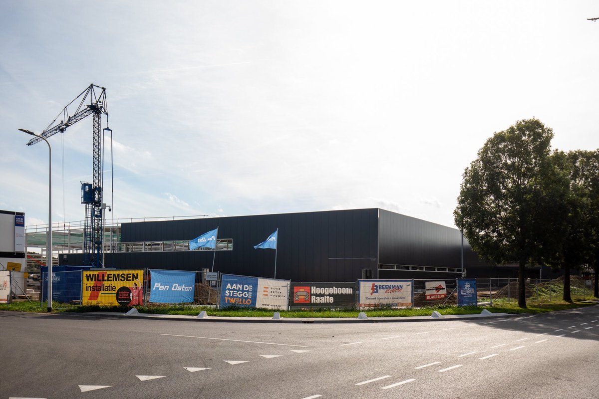 De nieuwbouw van Pan Oston in Raalte gaat erg snel. Je ziet nu al goed hoe groot het pand wordt. Trots dat we hier alle elektrotechnische installaties mogen verzorgen. Stefan Kemper Fotografie maakt foto's van dit project voor ons. Hierbij een aantal foto's van hem.