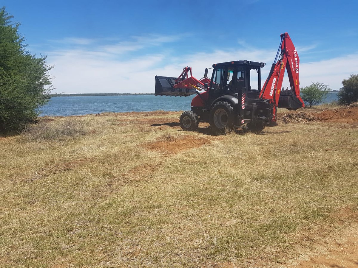 ManitouSA_2's tweet photo. Working Hard, Cleaning of Bloemhof Dam
#CleaningBushes #ManitouSA #redmachine #AL750 #TLB844s https://t.co/KswFraEdwL
