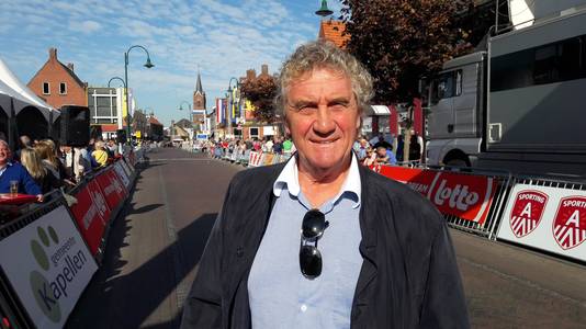 pfaffupdates's tweet photo. Jean-Marie Pfaff had gisteren de eer het startschot van Sluitingsprijs Putte-Kapellen te mogen geven: "Altijd prachtig hier. Ge ziet de coureurs nog eens van dichtbij." https://t.co/ScZ1RhXq0J https://t.co/p1FH70fcle
