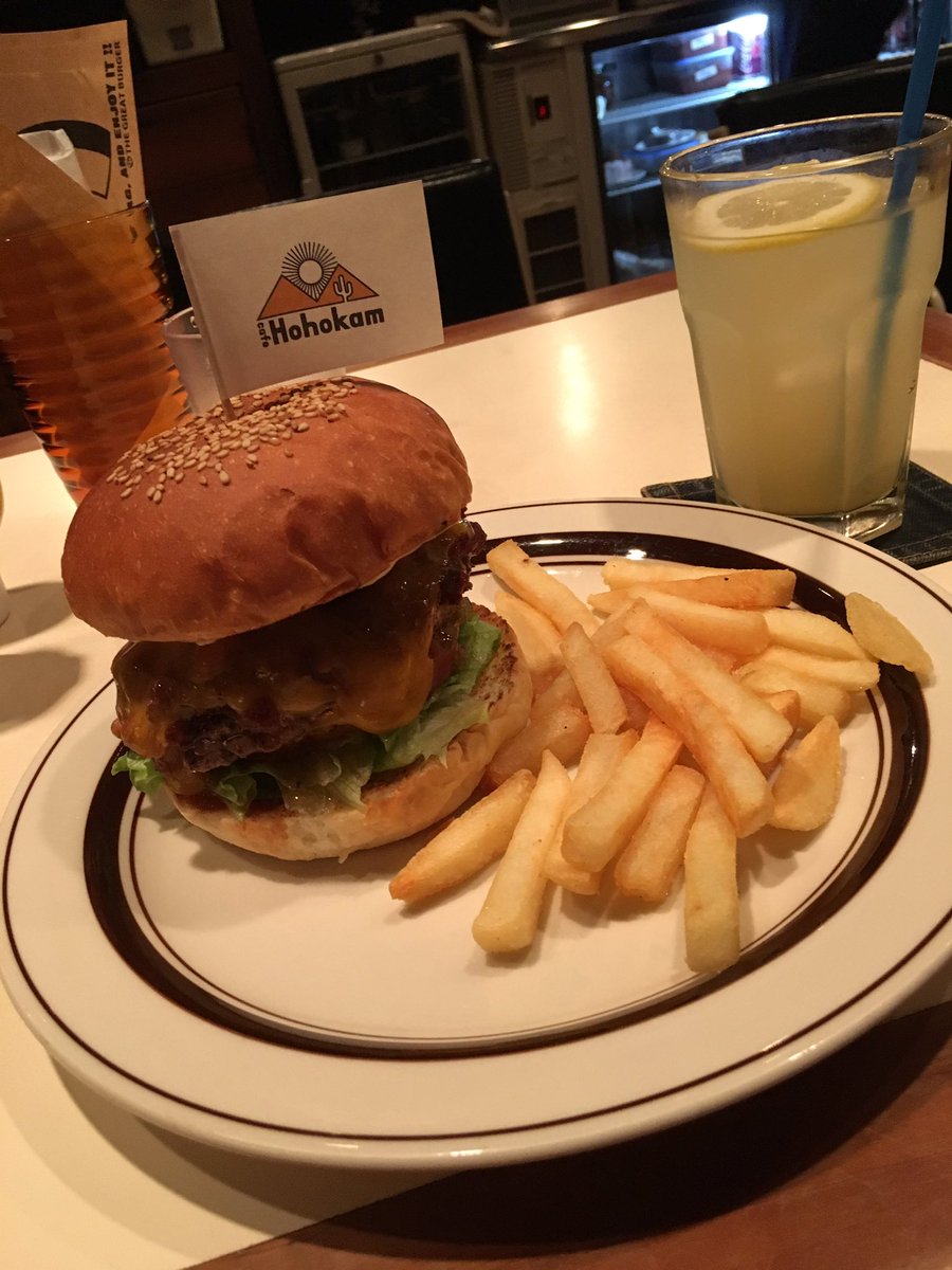 ট ইট র あつや Cafe Hohokam The Great Burgerの関連のお店らしい ちょっと隠れ家的な裏原の裏道の2階にある ホホカムバーガー ハラペーニョとチリビーンズがいいアクセントになってて美味しい 雰囲気も良く居心地いい テラス席もある 原宿夜ご飯