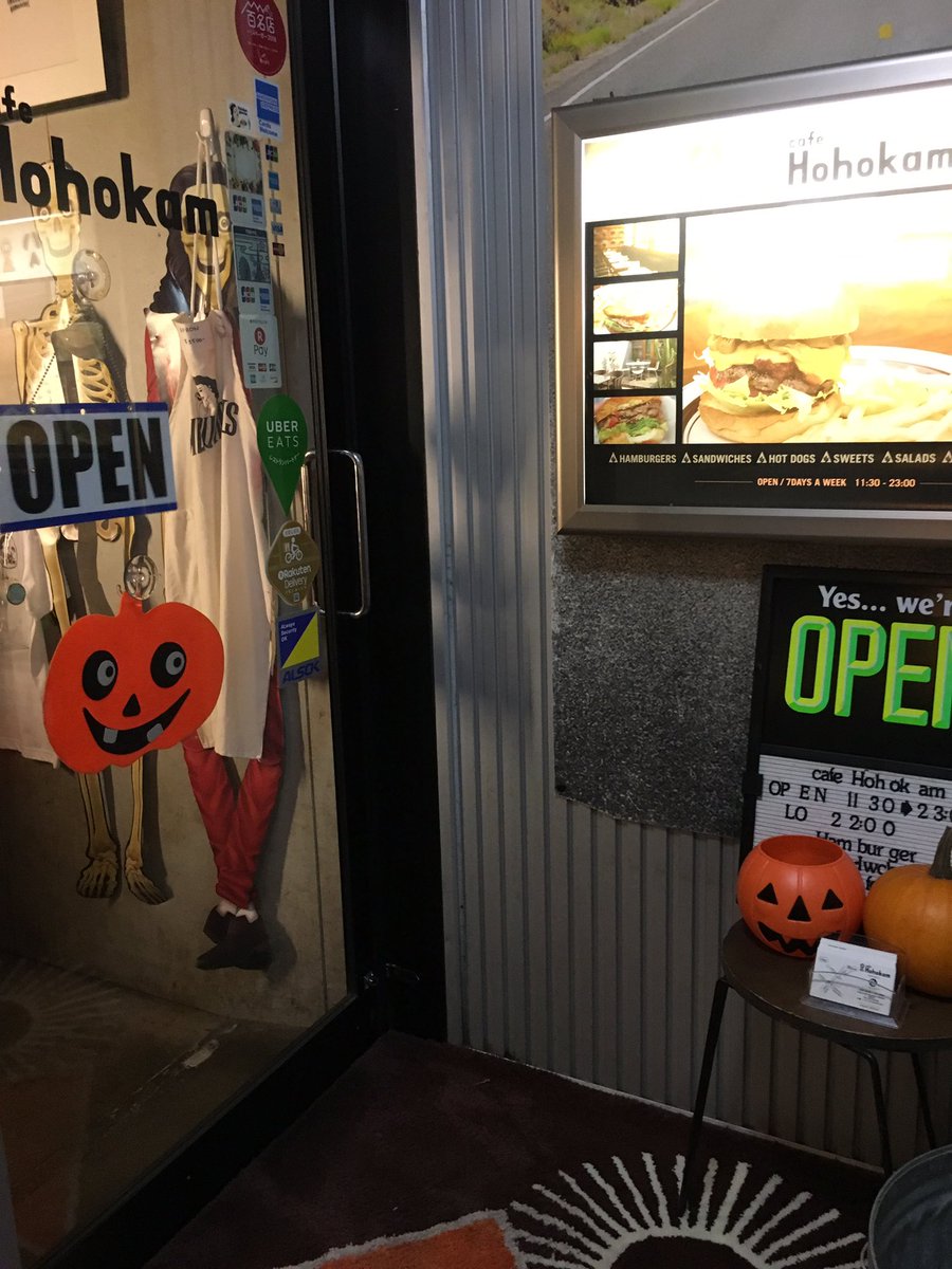 ট ইট র あつや Cafe Hohokam The Great Burgerの関連のお店らしい ちょっと隠れ家的な裏原の裏道の2階にある ホホカムバーガー ハラペーニョとチリビーンズがいいアクセントになってて美味しい 雰囲気も良く居心地いい テラス席もある 原宿夜ご飯