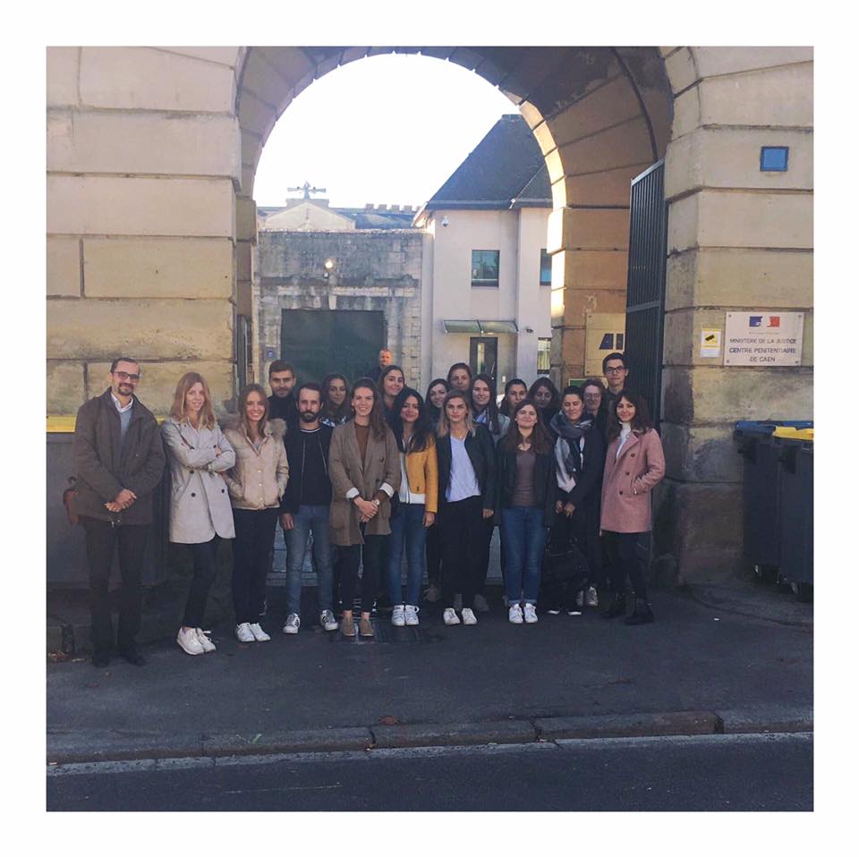 Merci au centre pénitentiaire de Caen de nous avoir ouvert ses portes aujourd’hui pour une visite complète et enrichissante de la prison. 
Toute la promo remercie également messieurs Cagnoli et Salhi, nos directeurs de Master, pour l’organisation de cette matinée.