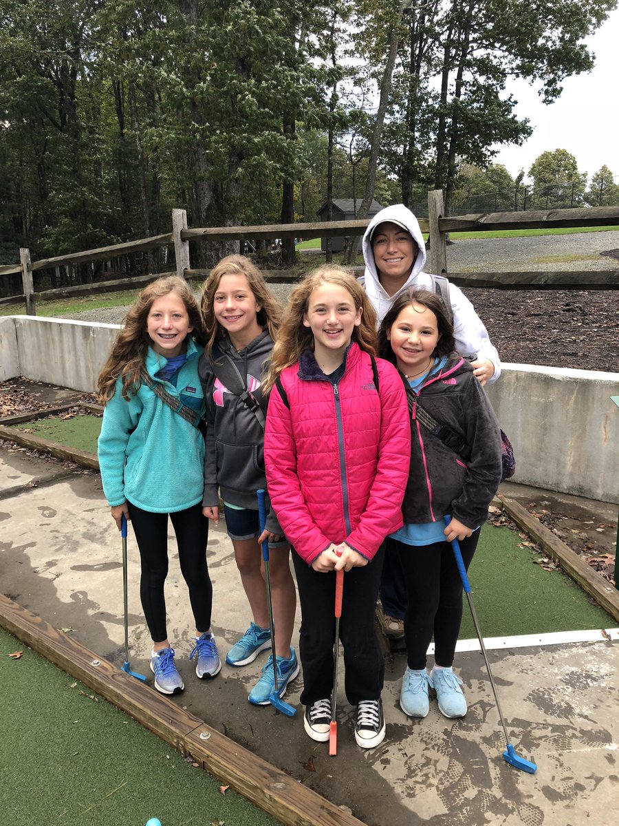 CoachGoody17's tweet photo. #pdsms mini golf to start the morning - a little brisk out here @ProvidenceDay #campcheerio2018 https://t.co/G6QTsC4Jb2