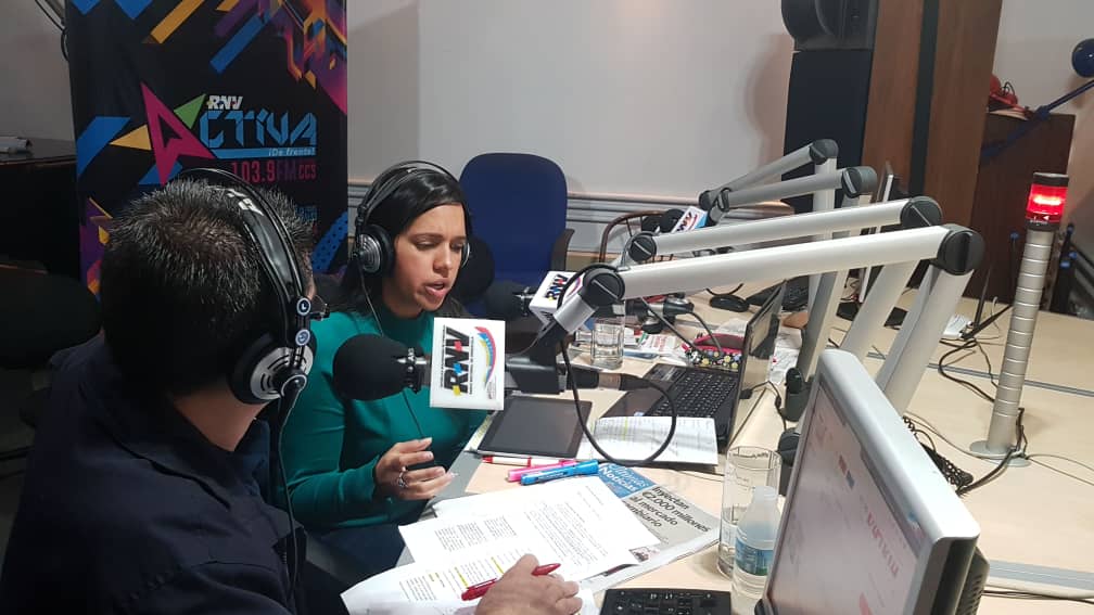 JovenDelBarrio's tweet photo. 🥊 Ahora || Nuestra presidenta @gabycomunas18 en @RnvActivafm hablando sobres los inicio de la Fundación Jóvenes del Barrio, jóvenes atendido, los espacios deportivos y culturales recuperados con compromiso y nivel político. 

También nos habla sobre el Congreso de las Comunas. https://t.co/KRf34GFCYF