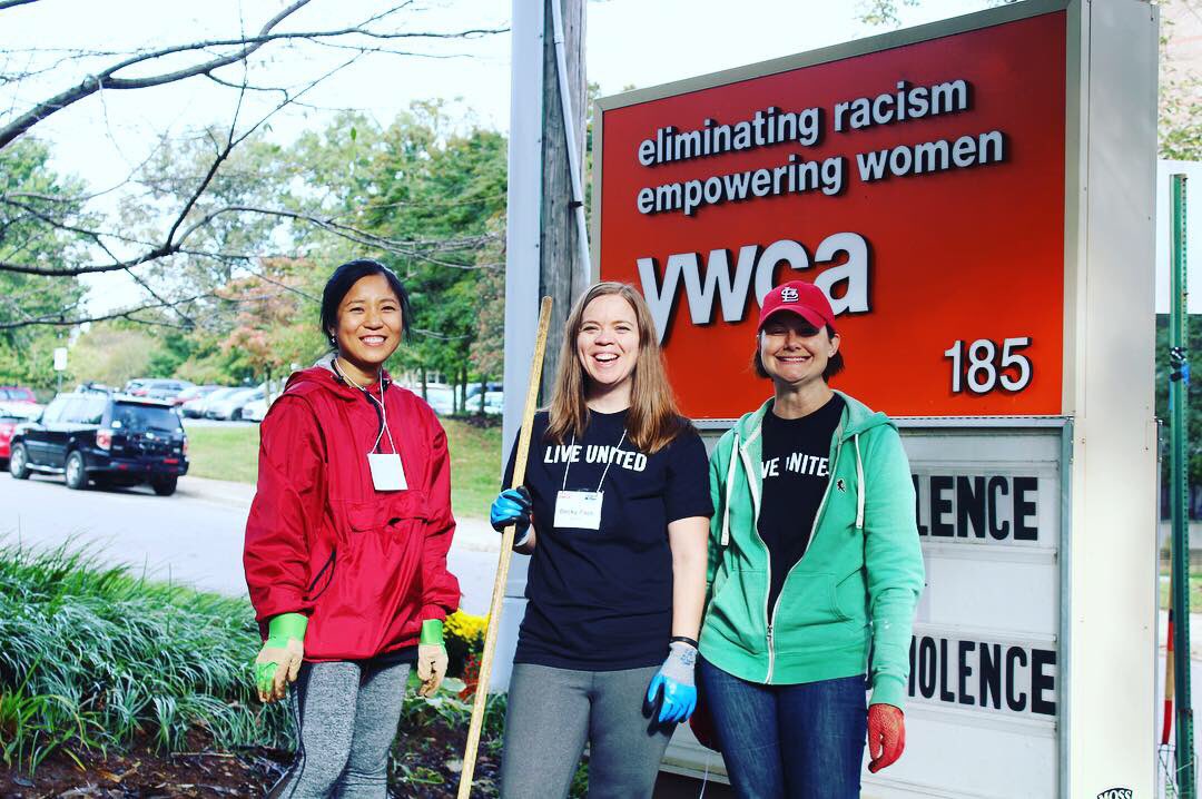 ywcaofavl's tweet photo. Thank you to @localfirstbank staff for participating in today’s @unitedwayabc #daysofimpact! Our front emBANKment (get it?😂) has never looked better! https://t.co/JbiaYnT337