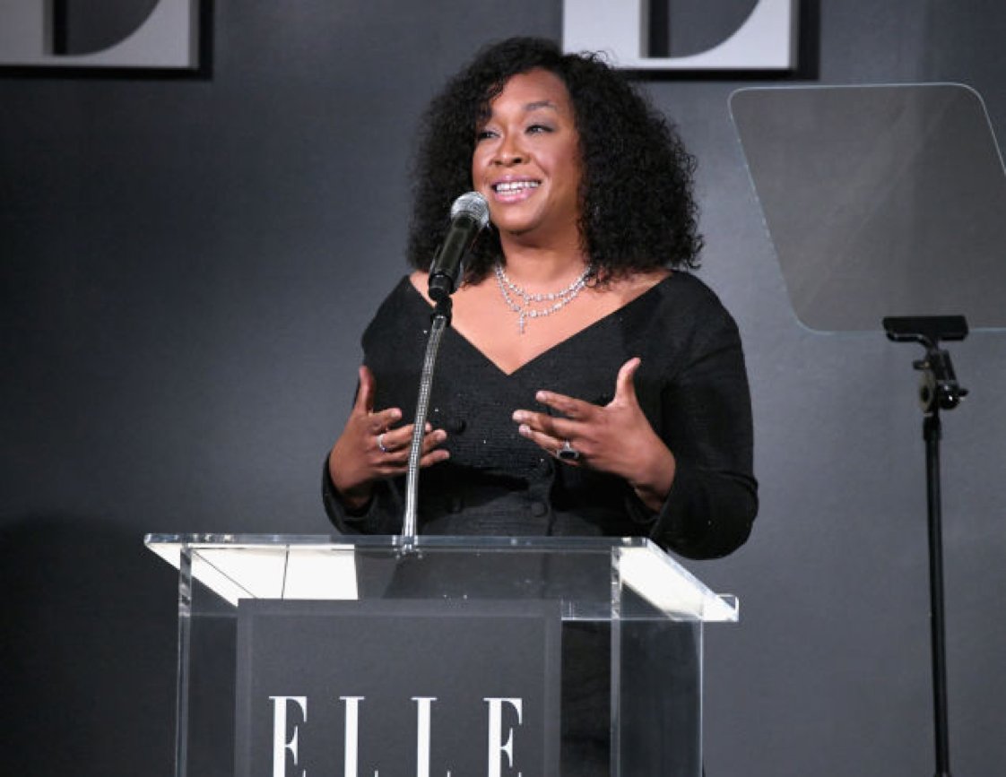 TheRoot's tweet image. .@shondarhimes, the biggest BAWSE you’ve seen thus far, first of her name, just spoke on her Netflix deal and stated that she’s the highest paid showrunner in television: trib.al/L2D6Sz4