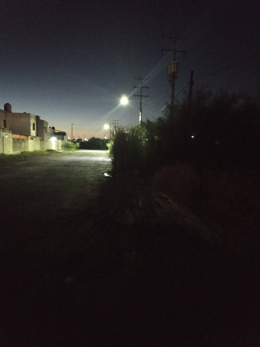Quepasahmo's tweet photo. #TomadoDeRedes Atención @ConLuzHMO @HermosilloGob @Policia_HMO, falta alumbrado público. Ya hubo un intento de asalto ayer por la noche en Fracc. Villa Sol, por calle Bostón entre Villa Alegre y Canal San Antonio. 
Vía @JorgBlumen https://t.co/ahiuX4B7yl