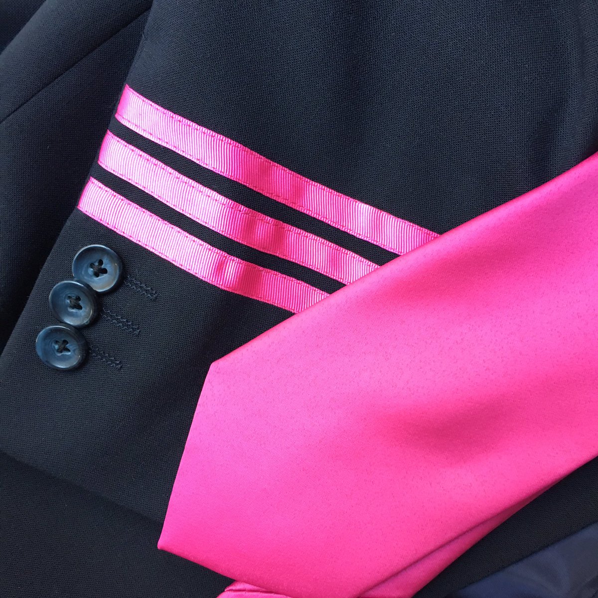 Depuis 1985, la campagne octobre rose sensibilise les français au dépistage du cancer du sein.
Nous soutenons cette cause #octobrerose #UNIFORME #CREATION #TAILLEUR #COSTUME #VETEMENTIMAGE #STYLE #aerien