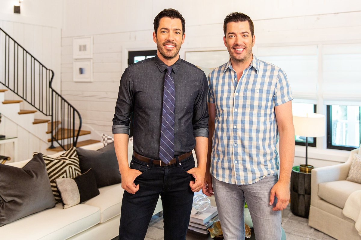 PropertyBrother's tweet image. It’s time to overhaul this family's log-cabin interiors so they can afford a bigger nest.@MrSilverScott gears up for a radical renovation and then @MrDrewScott kicks the house hunt into high gear. Tune in to #BuyingAndSelling tonight at 9pm on @hgtv US!