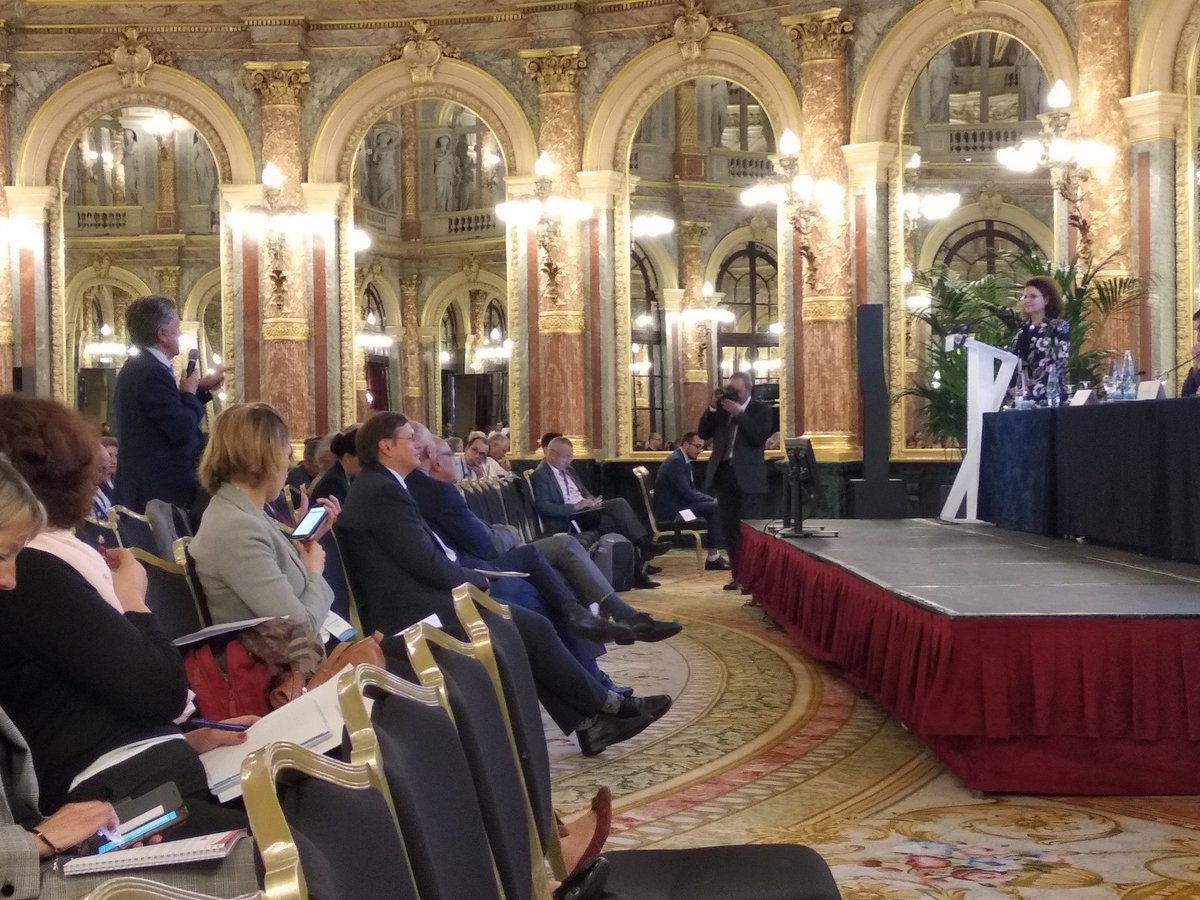 istnf's tweet photo. Comment objectiver les RPS ? Chercher les causes organisationnelles ou éthiques qui ont fait la preuve de leur caractère délétère... Échanges nourris entre le public et les intervenants au cours de la #JST2018 https://t.co/FxyS2LegND