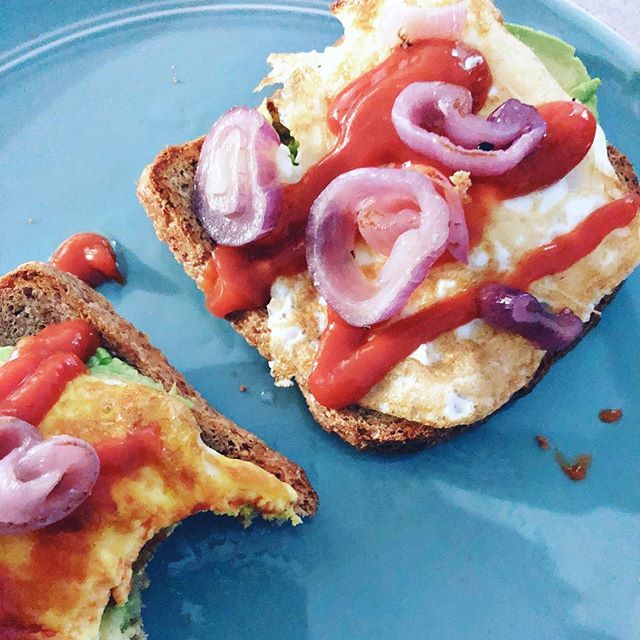 squatsnwhatnot's tweet photo. My go to breakfast 🍳Ezekiel toast, avocado, eggs, grilled onions and a touch of sugar free ketchup 👌#tiu31 https://t.co/KfhROaIp0c https://t.co/e8YcW8p2LC
