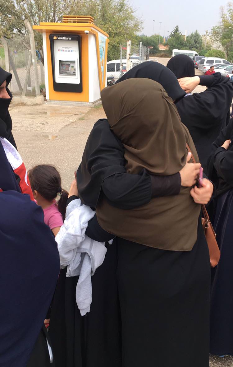 MedyaFurkan's tweet photo. 159 gün sonra Adana Kürkçüler Cezaevinden tahliye olan 3 Furkan Gönüllüsünü karşılamak için aileleri ve sevenleri Cezaevi önünde toplandılar...

FurkanGönüllülerineTahliye https://t.co/m0KhYMZJzd